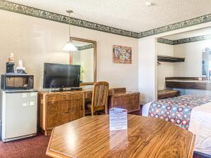 TV a/nebo společenská místnost v ubytování Econo Lodge Inn & Suites Winnemucca