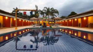 a pool with a water slide in the middle at Hotel Pousada Villa Itália Olímpia in Olímpia