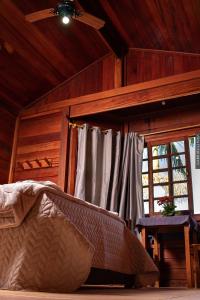 Ein Bett oder Betten in einem Zimmer der Unterkunft Chalés Paradiso