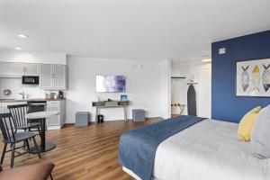 Il comprend une chambre avec un grand lit et une cuisine. dans l'établissement Sea Harbor Hotel - San Diego, à San Diego