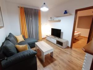 A television and/or entertainment centre at Spacious Apartment