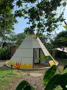 a small tent in the middle of a garden at Refugio Natural Destino Payacal in La Mesa