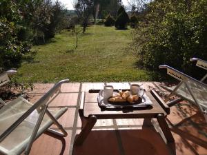 a picnic table with a tray of food and two chairs at Pilmaiquen in Riachuelo