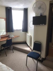TV a/nebo společenská místnost v ubytování Dolphin Hotel Public House Weymouth