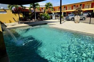 una gran piscina de agua con una fuente en Summit Motel, en Townsville