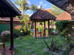 un gazebo nel cortile di una casa di Prambanan Guesthouse a Yogyakarta