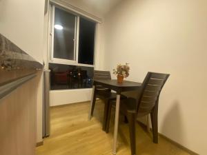uma sala de jantar com uma mesa e cadeiras e uma janela em Smart studio em Cochabamba