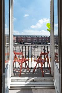 d'un balcon avec deux chaises et une vue sur la plage. dans l'établissement PLAZA MAYOR groups by MONARO*****, à Madrid