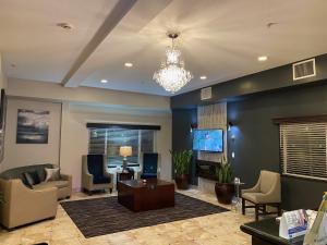a living room with a couch and a tv at Best Western Newberg Inn in Newberg