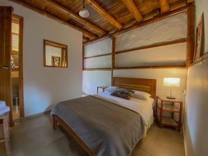 ein Schlafzimmer mit einem Bett in einem Zimmer in der Unterkunft Cinnamon House in Mindo
