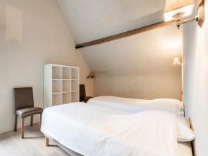 Voodi või voodid majutusasutuse Holiday Home near Bruges with Sauna toas