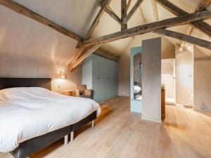 Voodi või voodid majutusasutuse Holiday Home near Bruges with Sauna toas