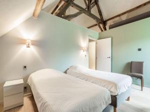 Voodi või voodid majutusasutuse Holiday Home near Bruges with Sauna toas