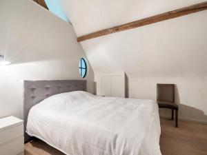 Voodi või voodid majutusasutuse Holiday Home near Bruges with Sauna toas