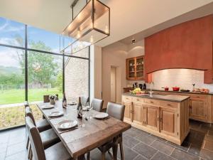 cocina con mesa de madera y ventana grande en Holiday Home in Beernem with Shared Sauna, en Beernem