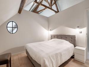 Voodi või voodid majutusasutuse Holiday Home near Bruges with Sauna toas