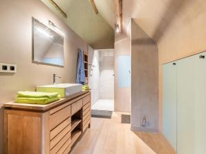 Vannituba majutusasutuses Holiday Home near Bruges with Sauna