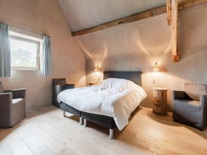 Voodi või voodid majutusasutuse Holiday Home near Bruges with Sauna toas