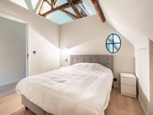 Voodi või voodid majutusasutuse Holiday Home near Bruges with Sauna toas