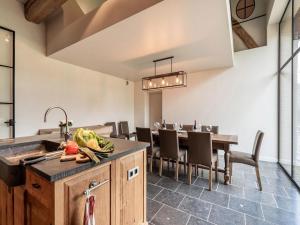 cocina y comedor con mesa y sillas en Holiday Home in Beernem with Shared Sauna, en Beernem