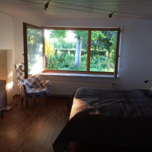 Postel nebo postele na pokoji v ubytování Ferienwohnung Blütenweg Kluftern