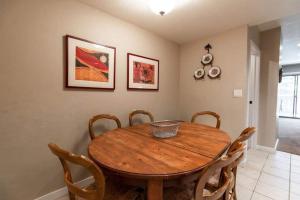 uma sala de jantar com uma mesa de madeira e cadeiras em Condo with Outdoor Heated Pool and Free WiFi em Vail