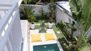 a small garden with a statue next to a pool at Villa Diola 2 in Canggu