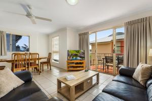 sala de estar con sofá y mesa en Coolum Beach Getaway Resort, en Coolum Beach