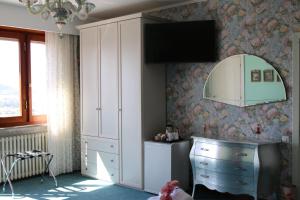 TV a/nebo společenská místnost v ubytování Residenza Le Terrazze di Gualdo Rent Rooms