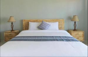 - une chambre avec un lit et 2 tables de chevet dans l'établissement Anyar Guesthouse Canggu, à Canggu