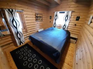 an overhead view of a bedroom in a log cabin at Temola in Alvajärvi