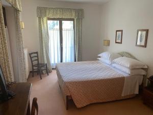 a hotel room with a bed and a window at Hotel Triolet in Courmayeur