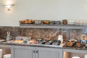 CALVARY Hotel & Restaurant Vilnius tesisinde mutfak veya mini mutfak