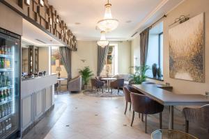 ห้องอาหารหรือที่รับประทานอาหารของ CALVARY Hotel & Restaurant Vilnius