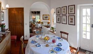 モンデッロにあるイル グリーチネ スル ゴールフォのダイニングルーム(白いテーブル、青い料理付)