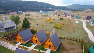 - une vue aérienne sur un petit village avec des maisons dans l'établissement Imanje Vuk Žabljak, à Žabljak