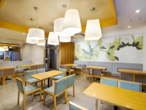Best Western Hotel Fino Osaka Shinsaibashi tesisinde bir restoran veya yemek mekanı