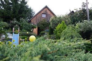 un jardín con una casa de madera en el fondo en Villa de Likua, en Ružomberok