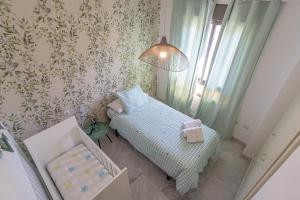 A bed or beds in a room at RentalSevilla Concejal Alberto Jiménez-Becerril