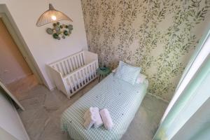A bed or beds in a room at RentalSevilla Concejal Alberto Jiménez-Becerril