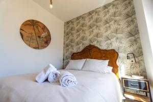 A bed or beds in a room at RentalSevilla Concejal Alberto Jiménez-Becerril