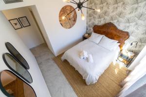A bed or beds in a room at RentalSevilla Concejal Alberto Jiménez-Becerril