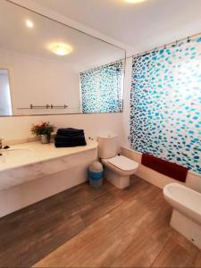 a bathroom with a toilet and a sink at Maravilloso apartamento in Nerja