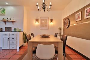 a dining room with a table and chairs at Janela Mar Garden in Lagoa