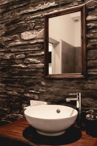 La salle de bains est pourvue d'un lavabo blanc et d'un miroir. dans l'établissement Il était une fois, à Herbeumont