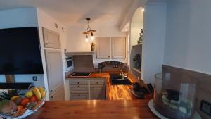 a kitchen with a bowl of fruit on a table at Appartement domaine du Golf de Roquebrune Resort - Résidence Le Saint Andrews in Roquebrune-sur-Argens