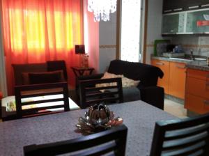 オウレンセにあるMaría Belkisのリビングルーム(ソファ、テーブル、椅子付)