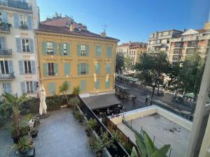 a view of a building in a city with a courtyard at Appartement au centre de Nice in Nice