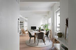 comedor con mesa y sillas en 2ndhomes Loft Apartment with Spa & Balcony by the White Church, en Helsinki