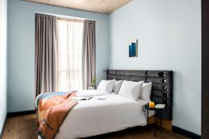 1 dormitorio con 1 cama blanca grande y ventana en Beckett Locke en Dublín